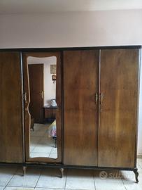 Armadio in legno di noce