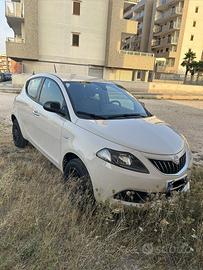 Lancia Ypsilon 0.9 TwinAir 5 pt. BenzMetano Silver