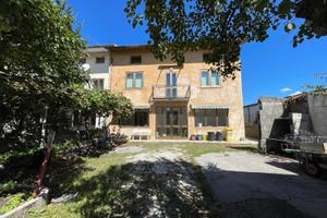 CASA INDIPENDENTE DAGLI SPAZI DI UN TEMPO CON G...