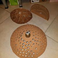 Lampadario e lampade in terracotta.