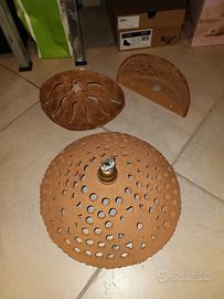 Lampadario e lampade in terracotta.