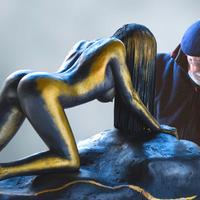 Riflessi dorati su Venere ( donna su scoglio )