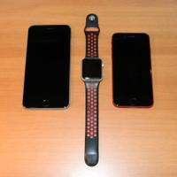 Due Apple iPhone e un Apple Watch, leggere