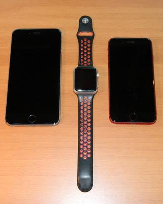 Due Apple iPhone e un Apple Watch, leggere