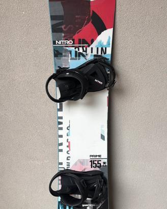 Tavola snowboard con attacchi nitro