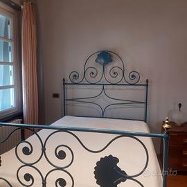 Letto ferro battuto, poltrona in cuoio