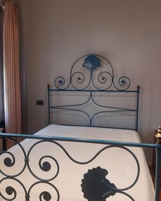 Letto ferro battuto, poltrona in cuoio 