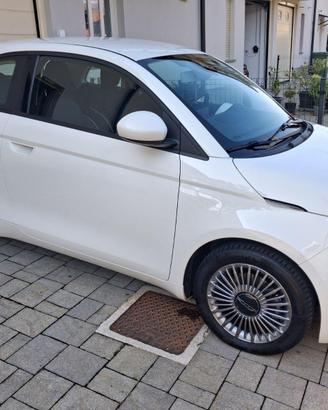 Fiat 500e 42 kWh ICON con telecamera