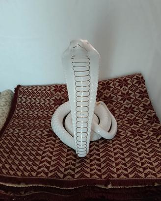 scultura raffigurante cobra in ceramica 