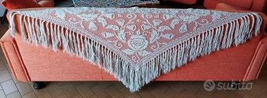 Scialle in lana fatto a mano