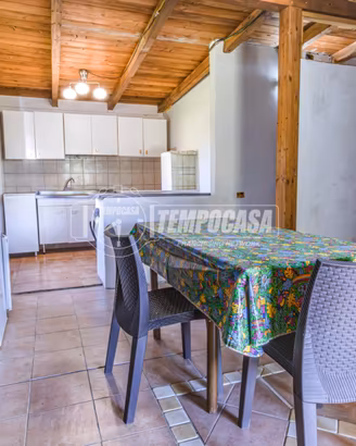 Soluzione indipendente con 800 mq di giardino