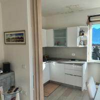 Divisorio per ambienti con pannelli orientabili