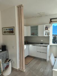 Divisorio per ambienti con pannelli orientabili