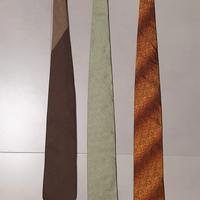 Lotto di 3 cravatte. Vari colori e brand
