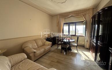 Luminoso trivani in Via Gelone con cantina e posto