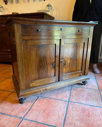Piccola credenza in noce