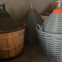 Vari oggetti da lavoro (scala, damigiane, rastrell