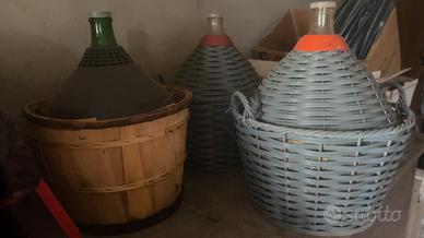 Vari oggetti da lavoro (scala, damigiane, rastrell