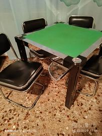 Tavolo e sedie per salone