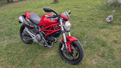 Ducati Monster 696 plus