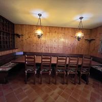 Tavolo e panca da taverna per 12 in legno massello