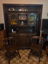 Credenza vintage con sedie