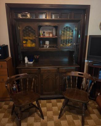 Credenza vintage con sedie