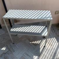 Piccolo scaffale in metallo