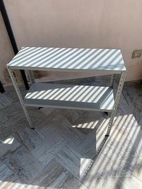 Piccolo scaffale in metallo