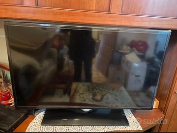 TV 40” LED Samsung con base originale –