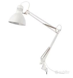 Lampada da lavoro e scrivania