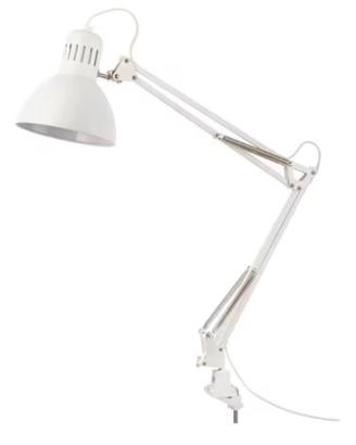 Lampada da lavoro e scrivania