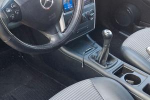 Mercedes classe a benzina , cinque posti  appena  