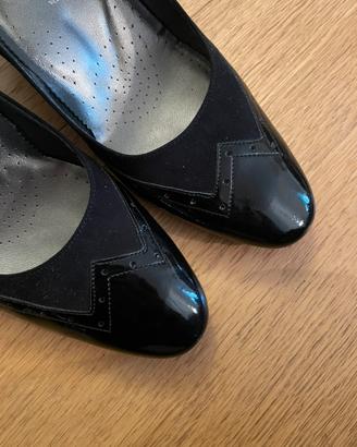 Scarpe nere con tacchetto