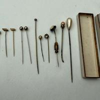 Lotto di 14 spilloni antichi da cravatta/foulard