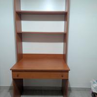 scrivania con libreria