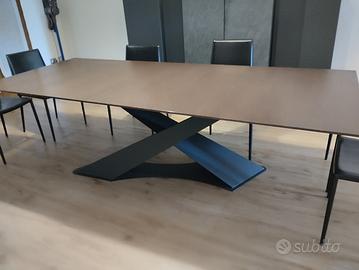 tavolo in legno massello marca Riflessi 
