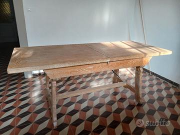 Tavolo in legno massiccio