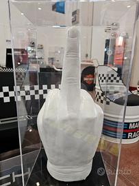 scultura dito medio cattelan