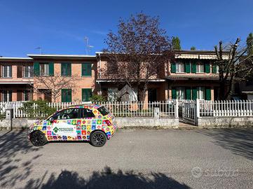 VILLA A SCHIERA A LUNGAVILLA