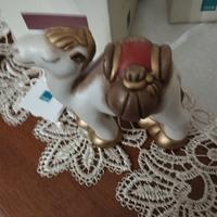 Camello sella rossa Thun  in piedi 