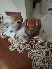 Camello sella rossa Thun  in piedi 