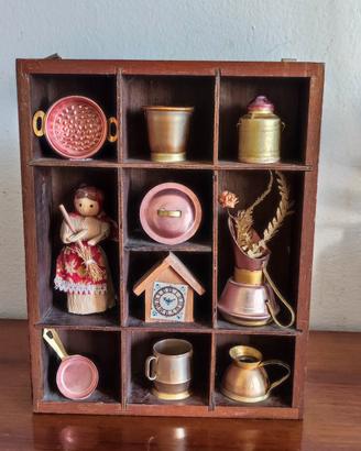 soprammobile vintage libreria pentole miniature 