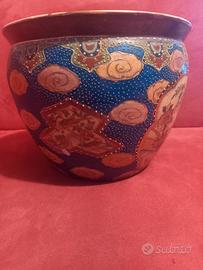 vaso orientale con decori in rilievo