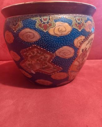 vaso orientale con decori in rilievo