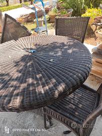 tavolo e sedie in rattan