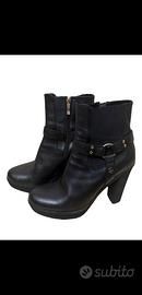 Stivaletti Cesare Paciotti neri con tacco – pelle