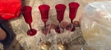 calici rossi e trasparenti in plastica 