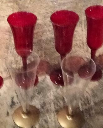 calici rossi e trasparenti in plastica 
