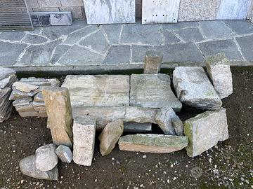 Blocchi di serizzo e granito